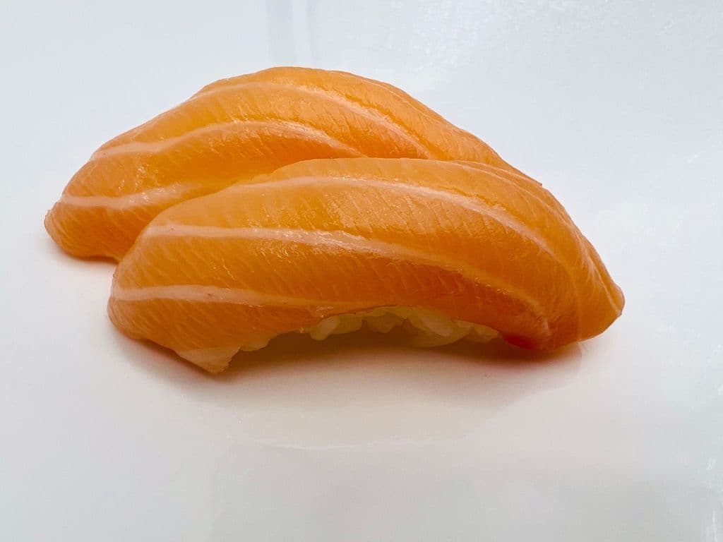 2N SYAKE Saumon/Salmon Nigiris (2mcx/2pcs Avec Riz / With Rice)