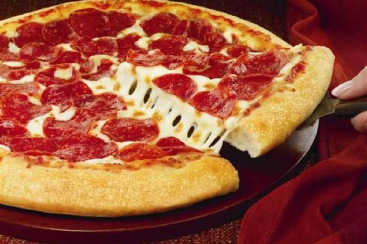 Medium Cheese Crust Pizza Deal(3T/2-355Ml/1 Dip)