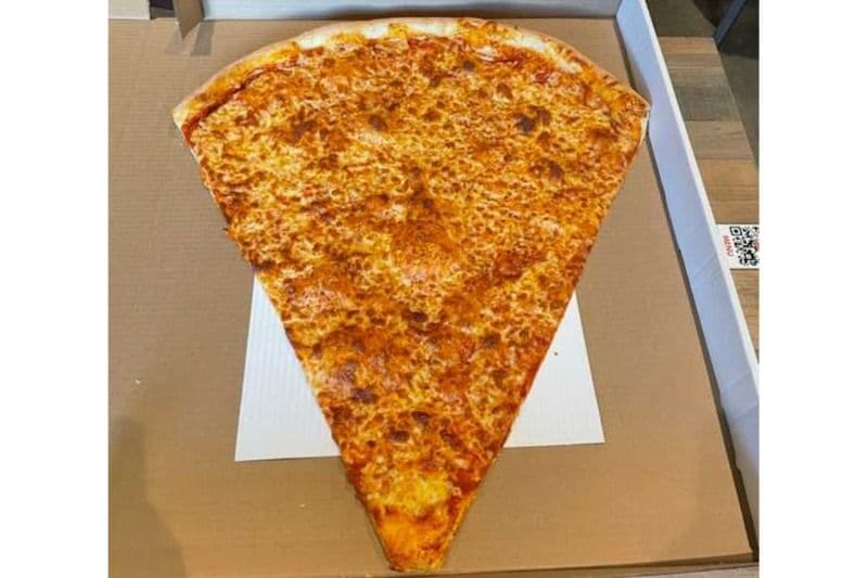 Pointe de Pizza 18 po x 24 po / 18 in x 24 in slice of Pizza