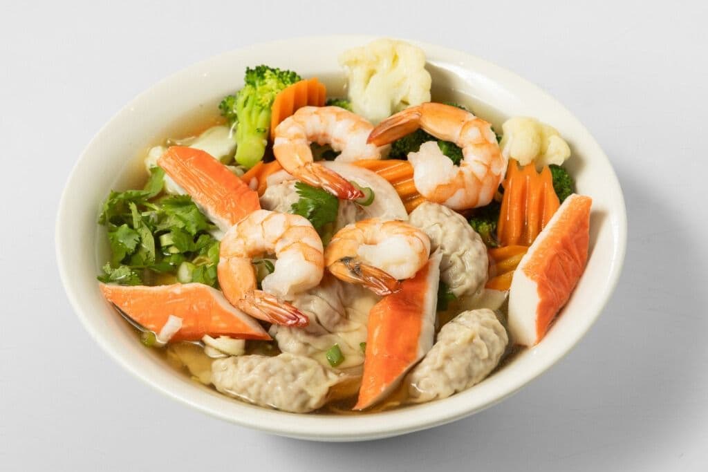 P10. Seafood, Wonton, and Vegetable with Egg Noodle Soup