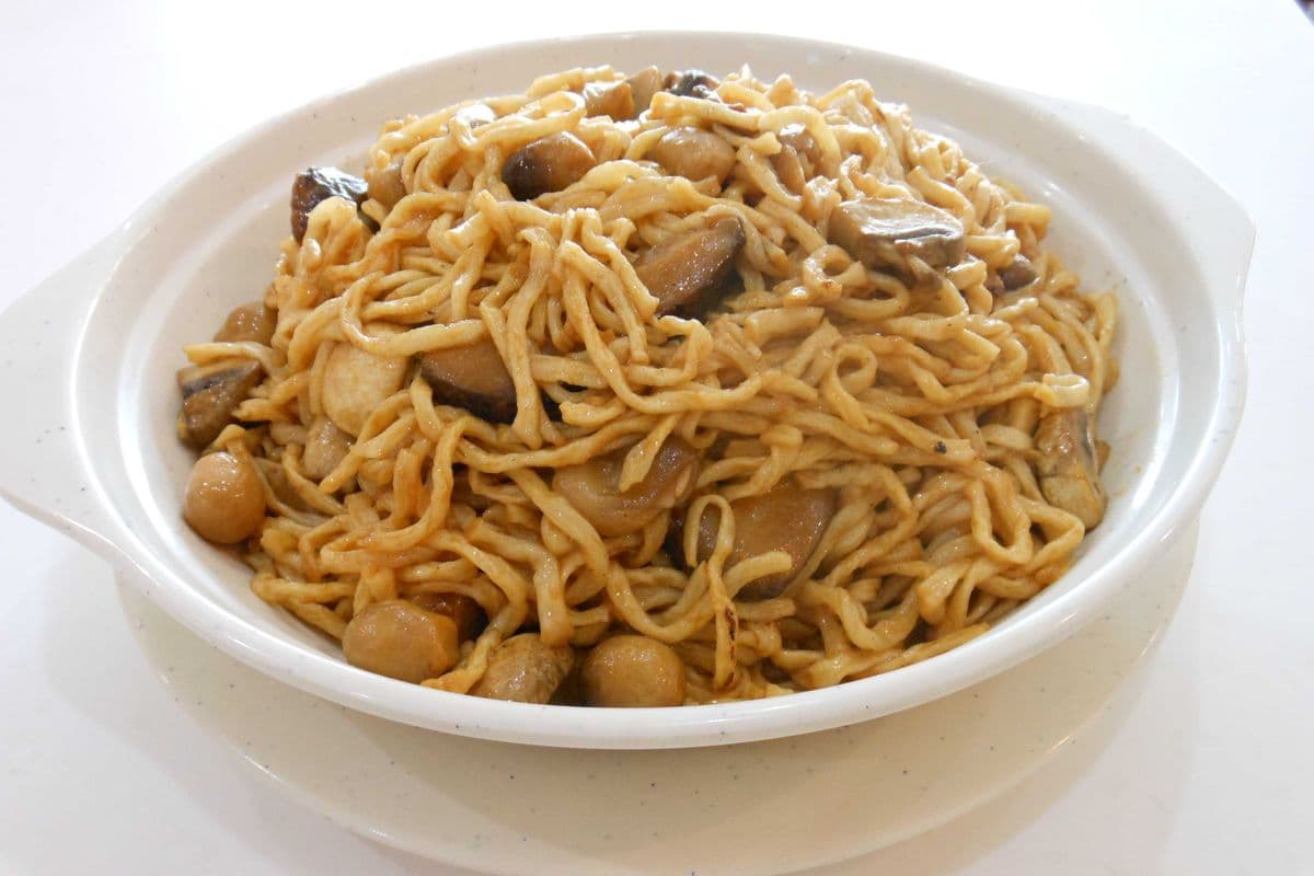 100B Braised E-fu Noodle with Tri-Mushroom 乾燒三菇伊麵