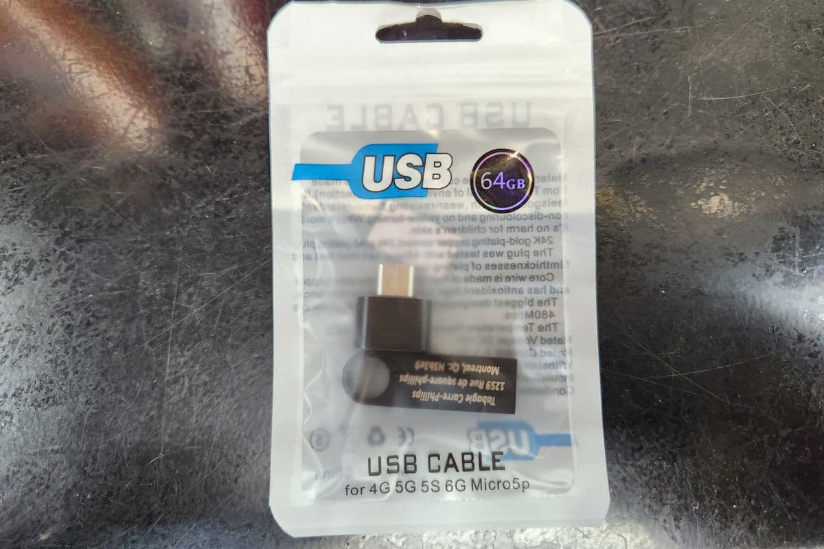 USB 64 g includes a USB-C adapter - USB 64 g inclut un adaptateur USB-C