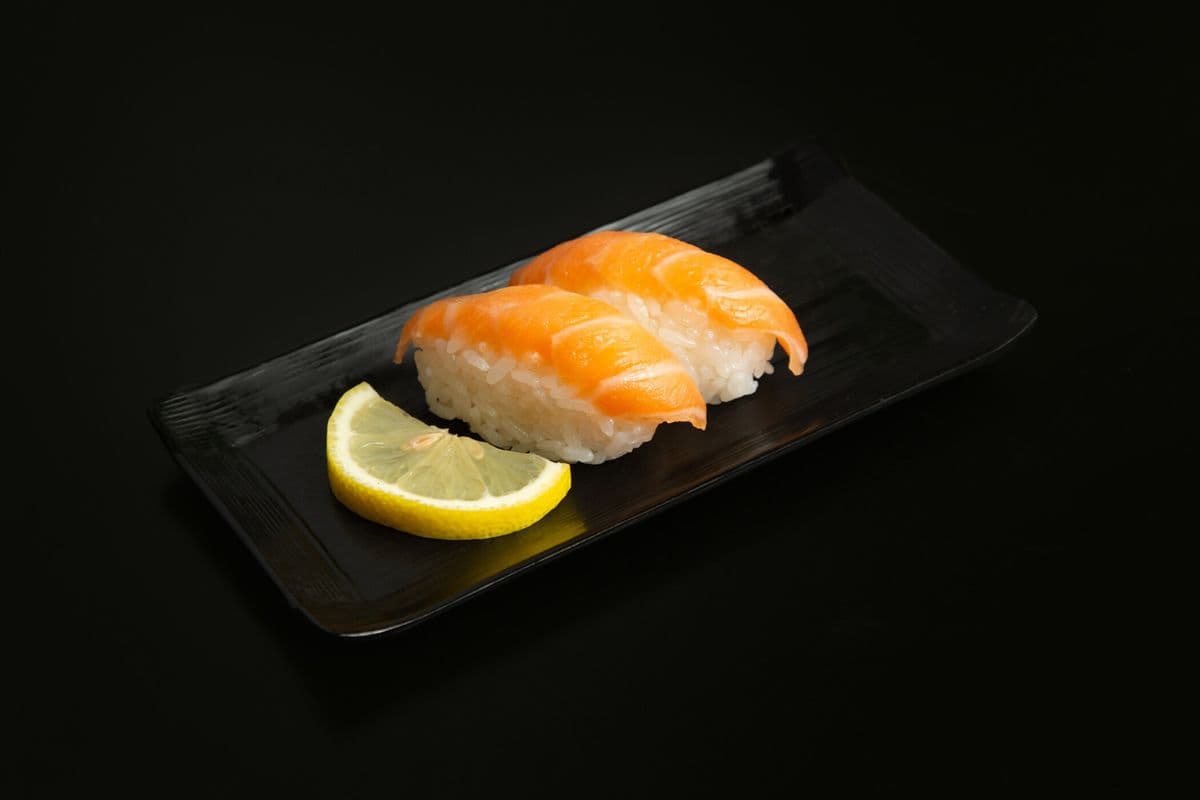 Salmon (Sake) Sushi (2 pcs)