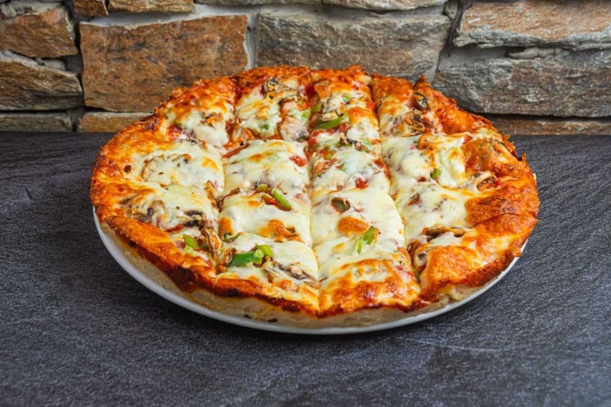 #18 10" Medium Green Pepper and Mushroom Classic Pizza