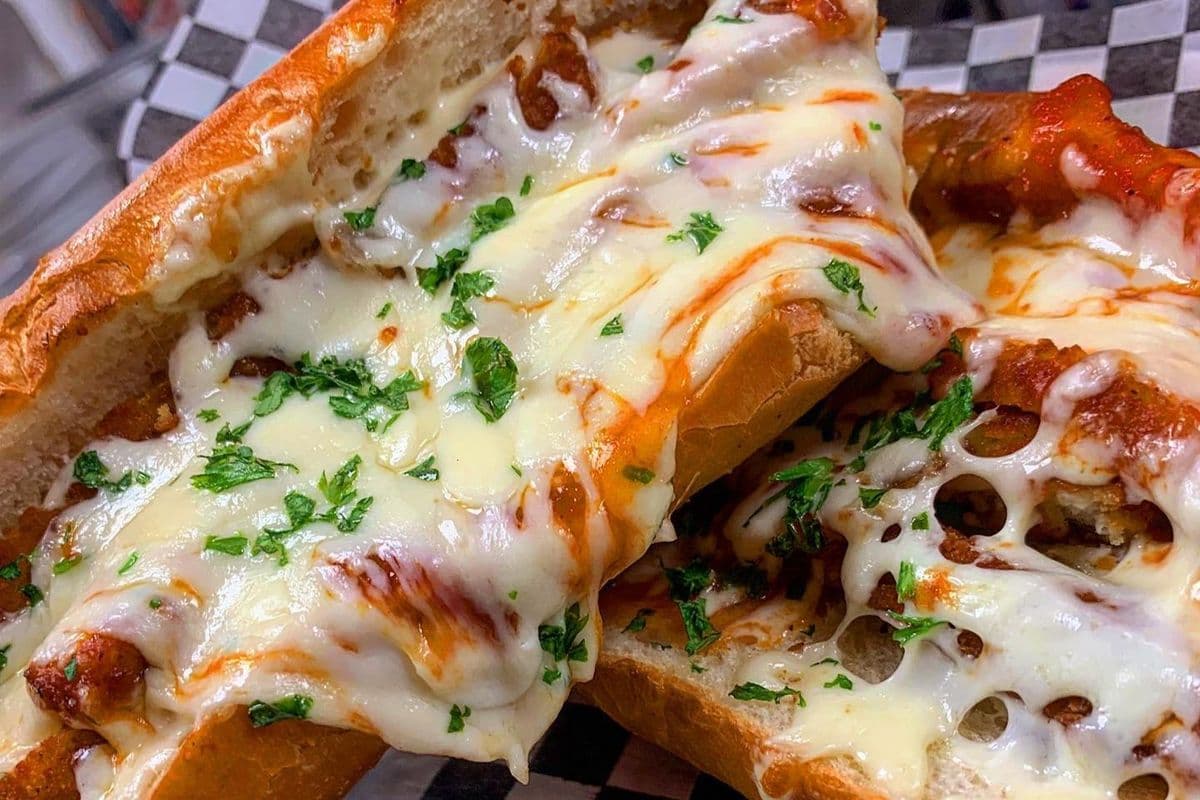 Sous-marin chaud au poulet parmisiana 14" /  14" Hot Chicken Parmigiana Sub