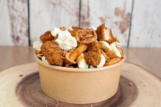 Poutine cot-cot au poulet frit et oignons croustillants