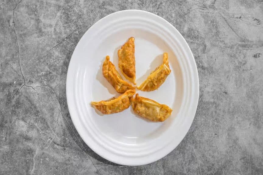 120. Gyoza au poulet (5 mcx) / 120. Chicken Gyoza (5 pcs)