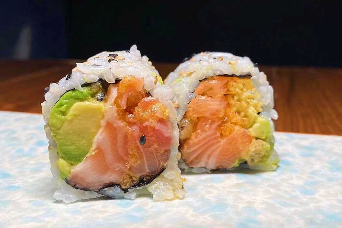Spicy Salmon and Avocado Roll (6 pcs)