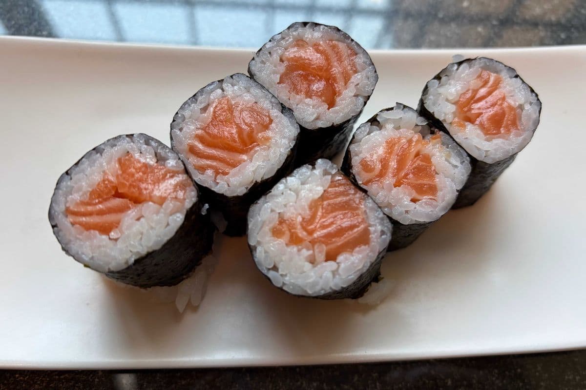 Salmon Roll (6 pcs)