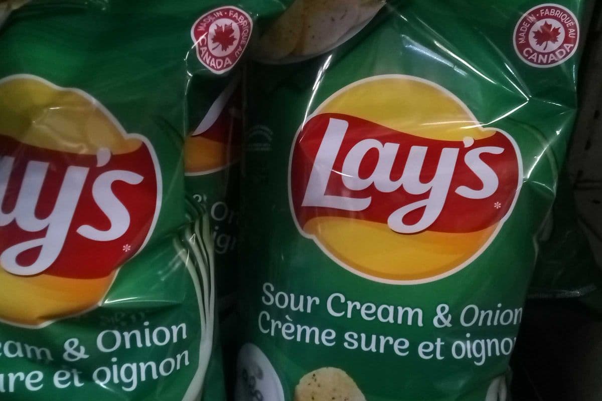 Lays- Sour Cream and Onion (235 g)