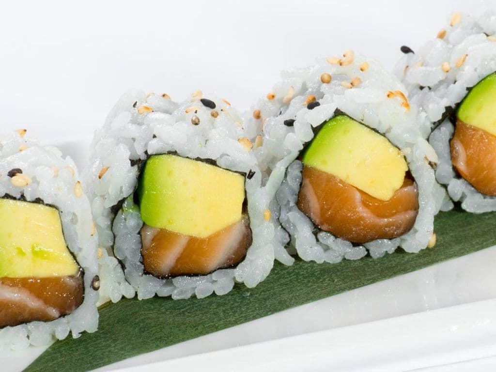 M06. Avocado Salmon Roll (6 Pcs)