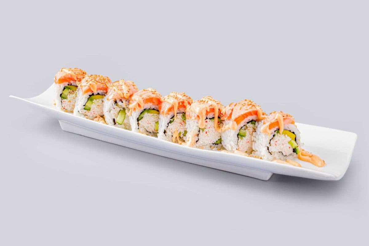 75. Seared Salmon Roll (8 pcs)