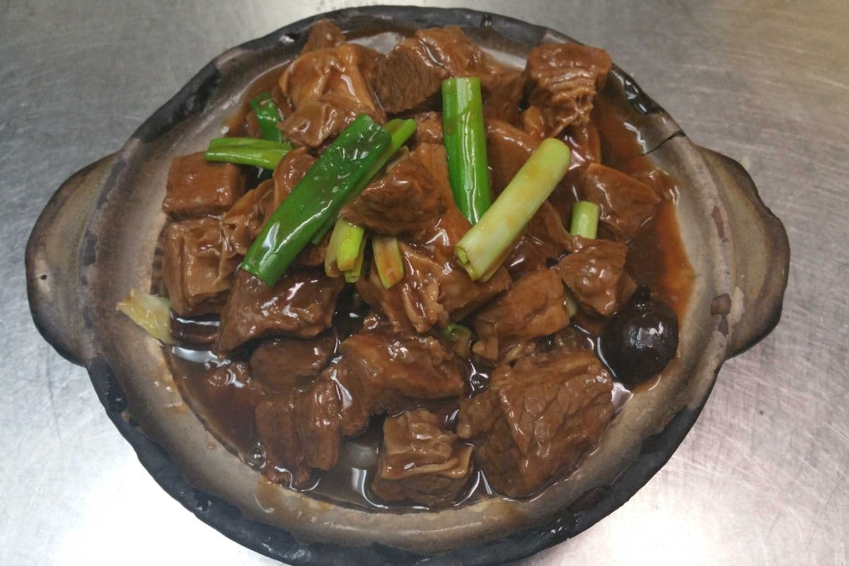 75. Beef Brisket with Brown Sauce 柱侯牛腩煲