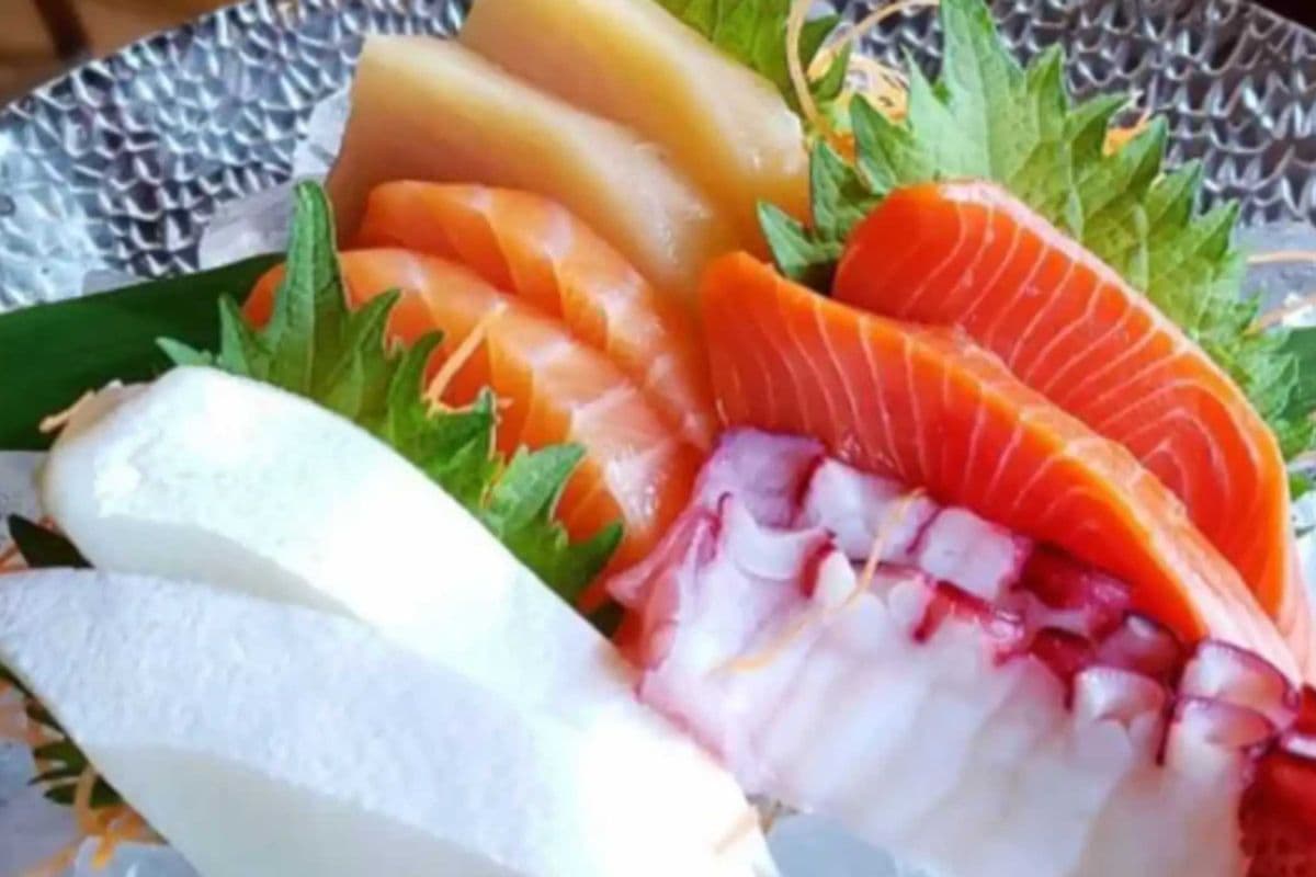 68. Assorted Sashimi (10 pcs)