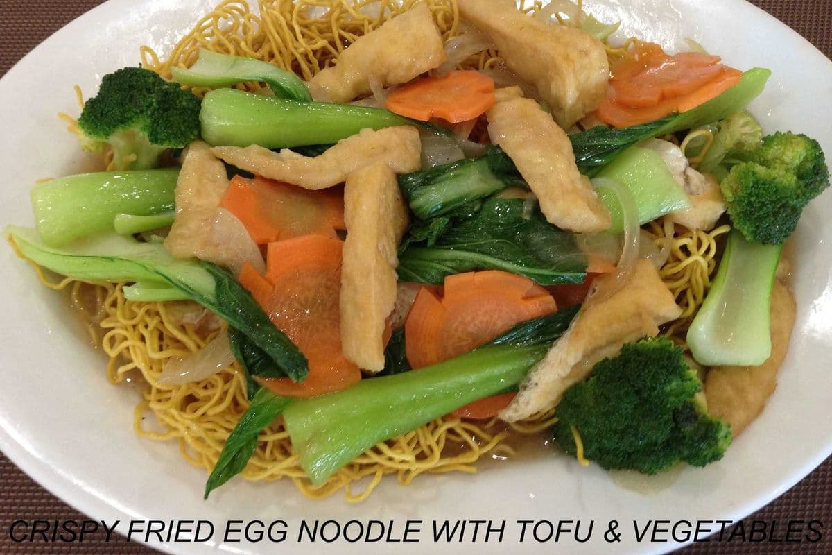 V15. Crispy fried egg noodles with tofu and vegetables.