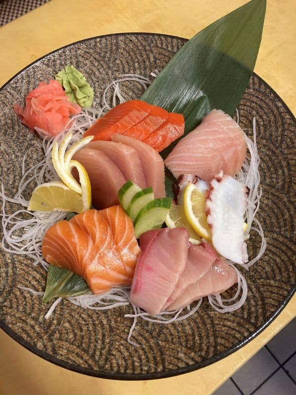 Assorted Sashimi (18 pcs)