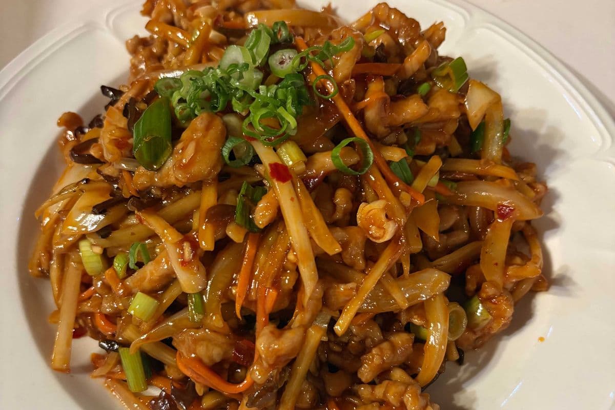 Shredded Pork with Chilli and Garlic Sauce 魚香肉絲