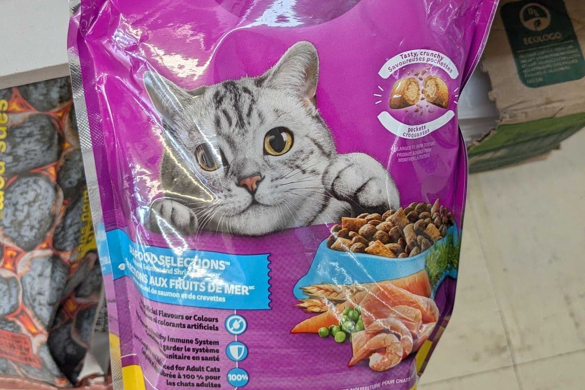 Whiskas seafood selections natural salmon and shrimp flavored cat food (670g)