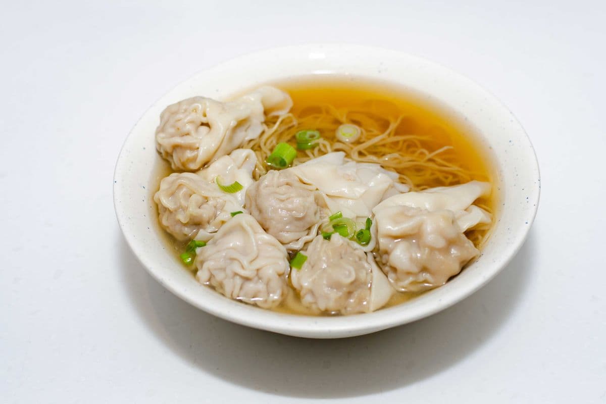 156 Wonton with Noodle in Soup 鮮蝦雲吞麺