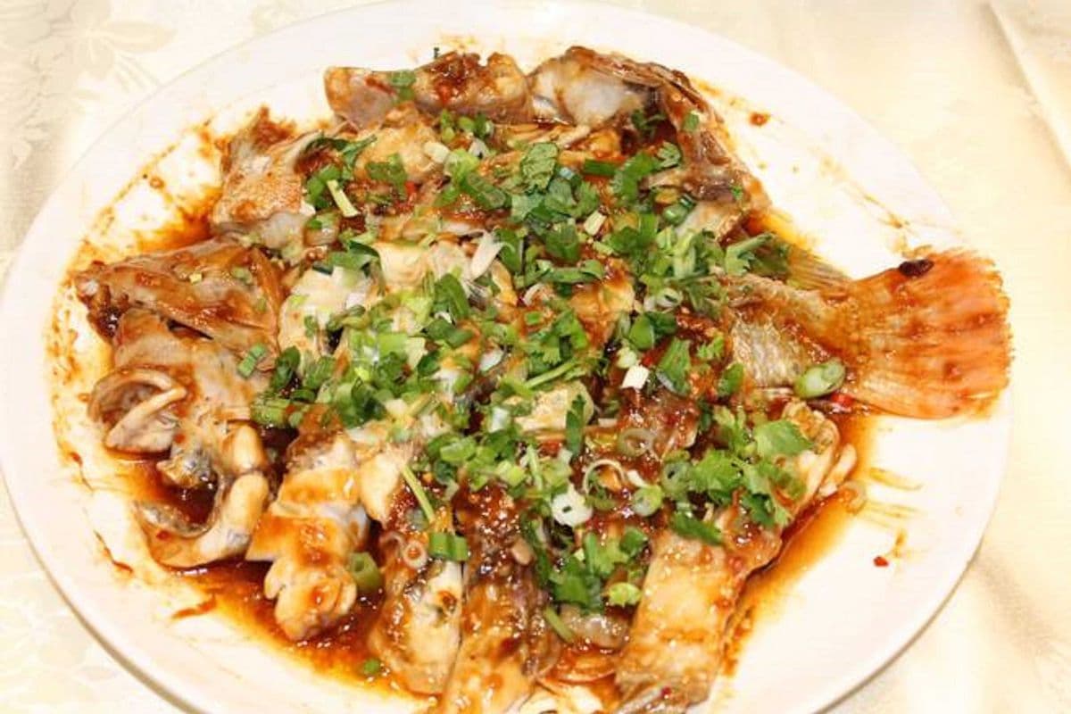 剁椒蒸立鱼 Steam Tilapia with spicy sauce