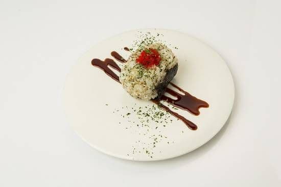 R1. Donburi Signature Onigiri  / R1. 招牌银鱼饭团