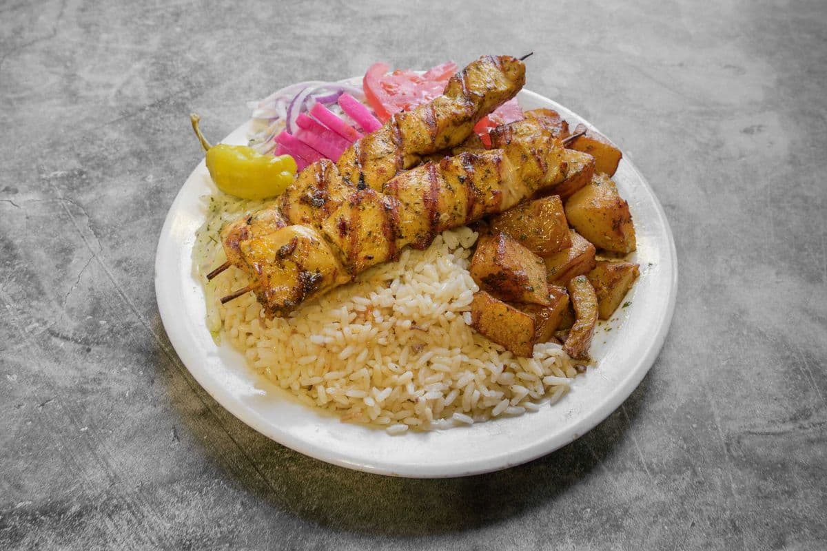 Plat de brochettes de poulet