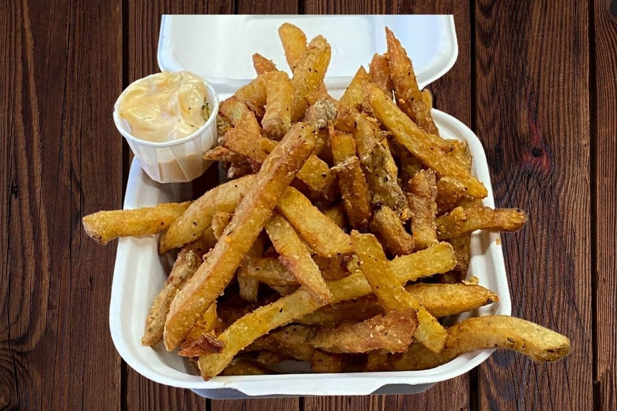 Frites maison avec sauce à l'ail (grande) / Homemade fries with garlic sauce (large)