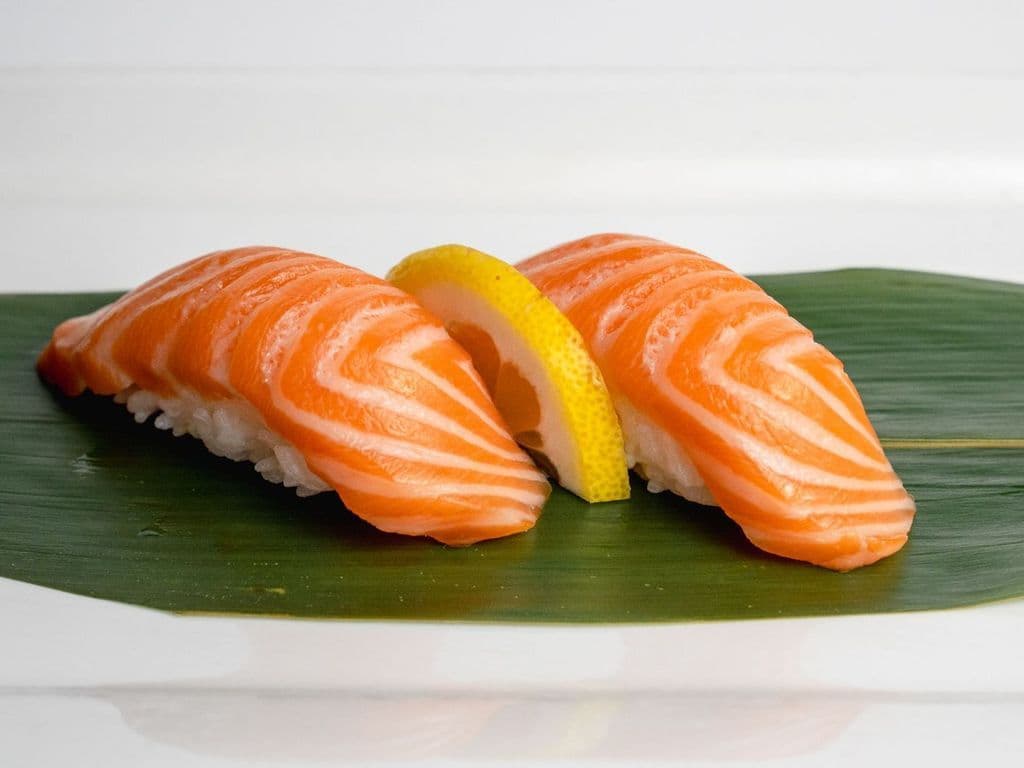 Salmon Sushi (2pcs)