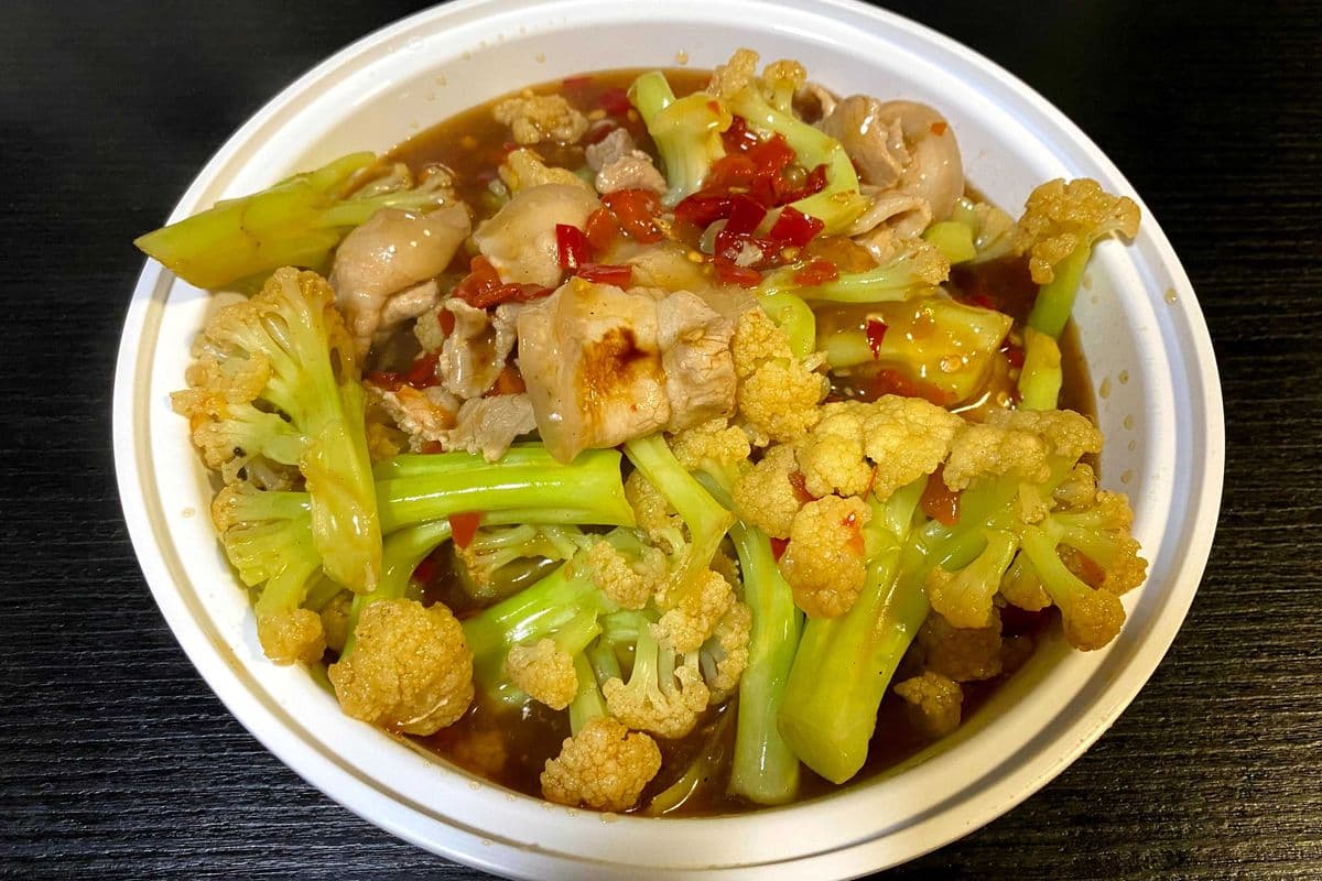 T10. Sauteed Cauliflower with Chilli and Pork 大盤花菜