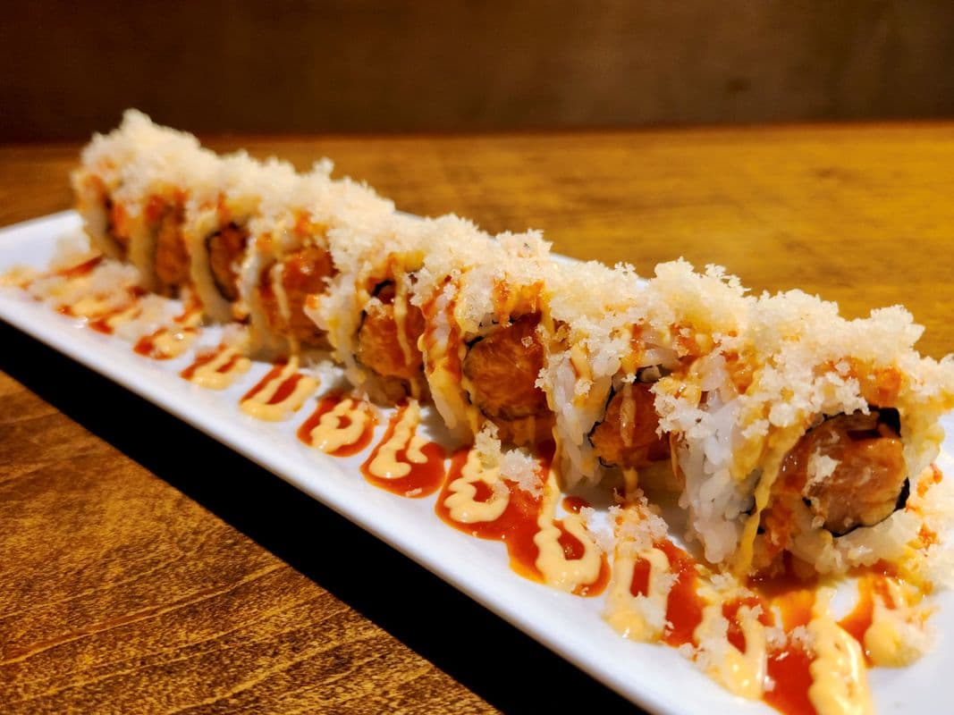 H.O.T Salmon Roll (8pcs)