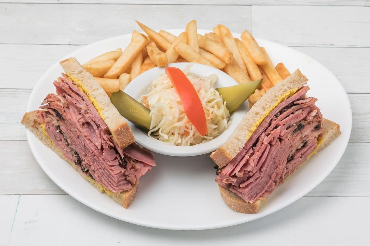Plat de sandwich jumbo à la viande fumée / Jumbo Smoked Meat Sandwich Plate