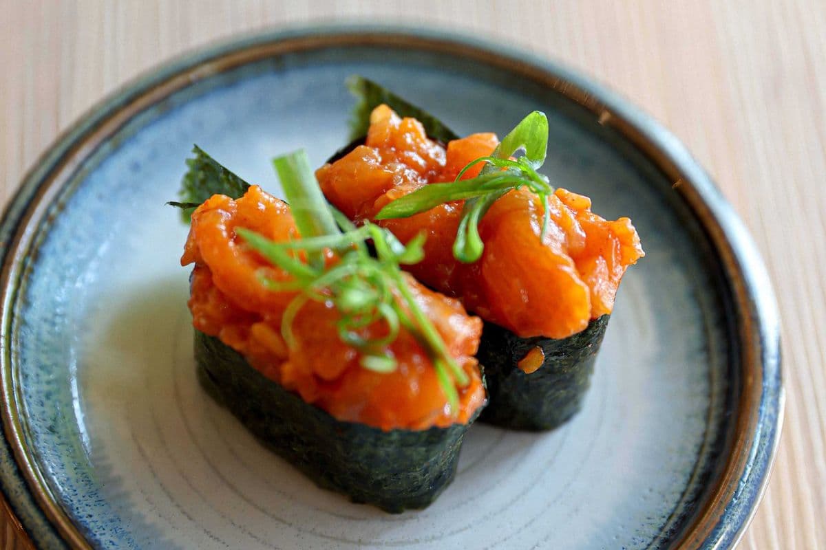 Spicy Salmon (2 pcs)