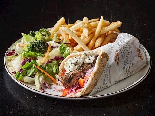 Pork Souvlaki Pita Plate / Assiette souvlaki pita au porc