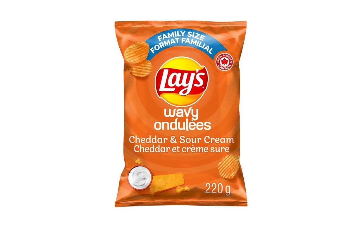Lays- Cheddar & Sour Cream (200g)