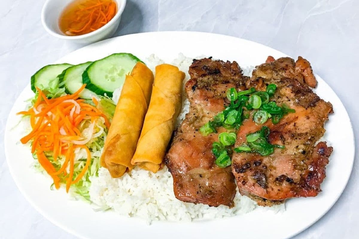 28. Grilled Chicken and Spring Rolls on Rice / Com Ga Nuong Cha Gio