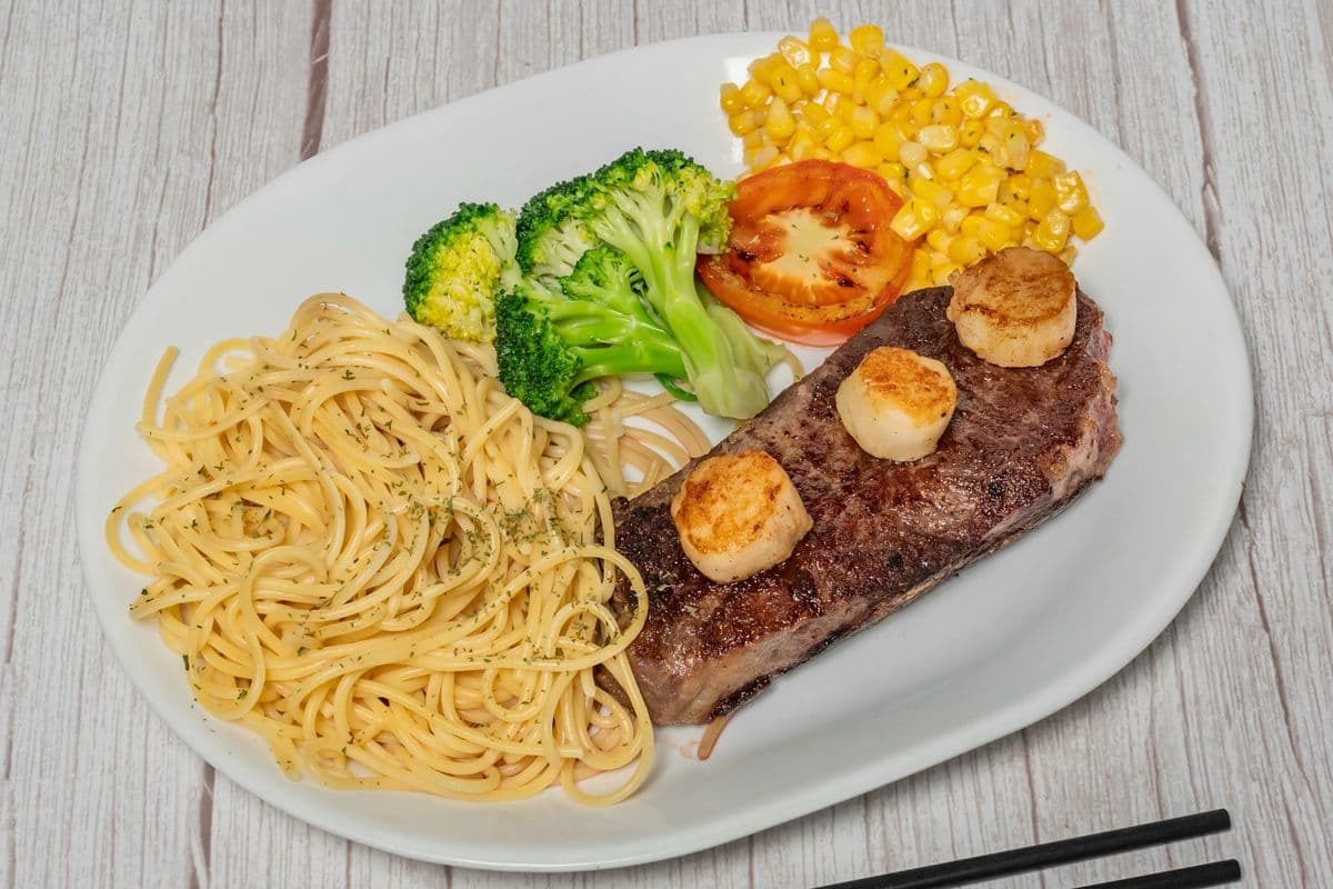 Scallop and Sirloin Steak With Fried Rice, Spaghetti, and Vegetables / 帶子西冷牛扒餐 6號