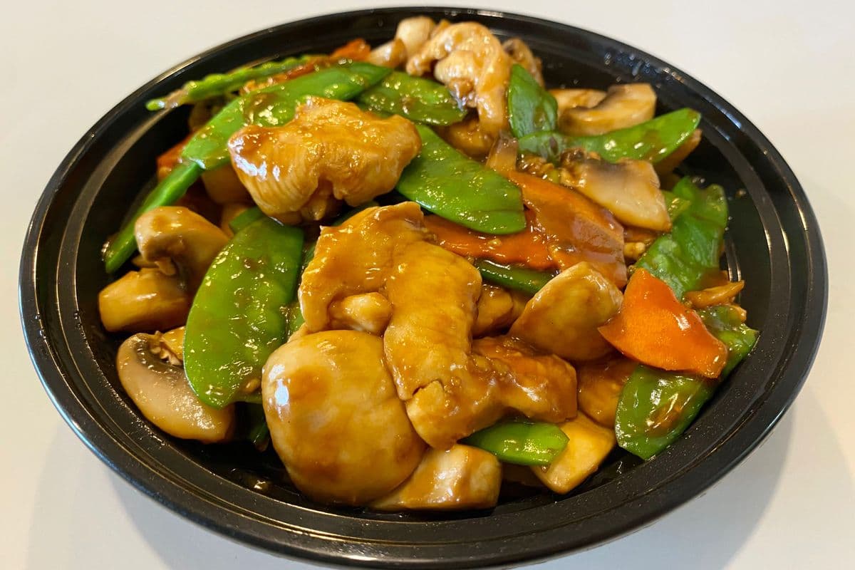 C23 Moo Goo Guy Pan (Chicken, Snow Peas, Mushroom)