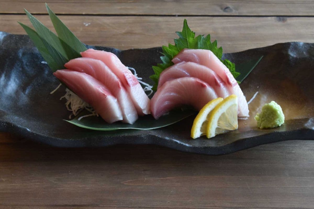 Hamachi (Yellowtail) Sashimi (6 pcs)