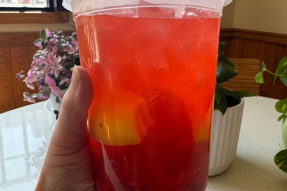 Jumbo summer time strawberry lemonade (32 oz container )