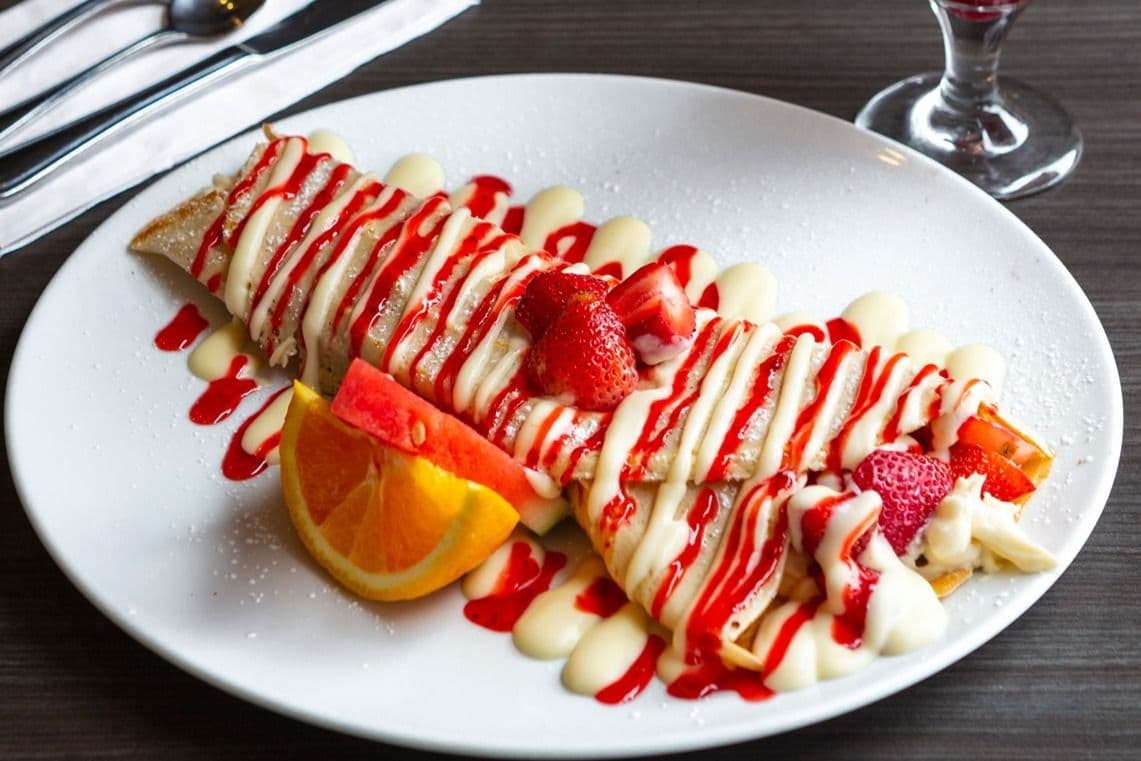 Crêpe aux fruits des champs, coulis et crème anglaise