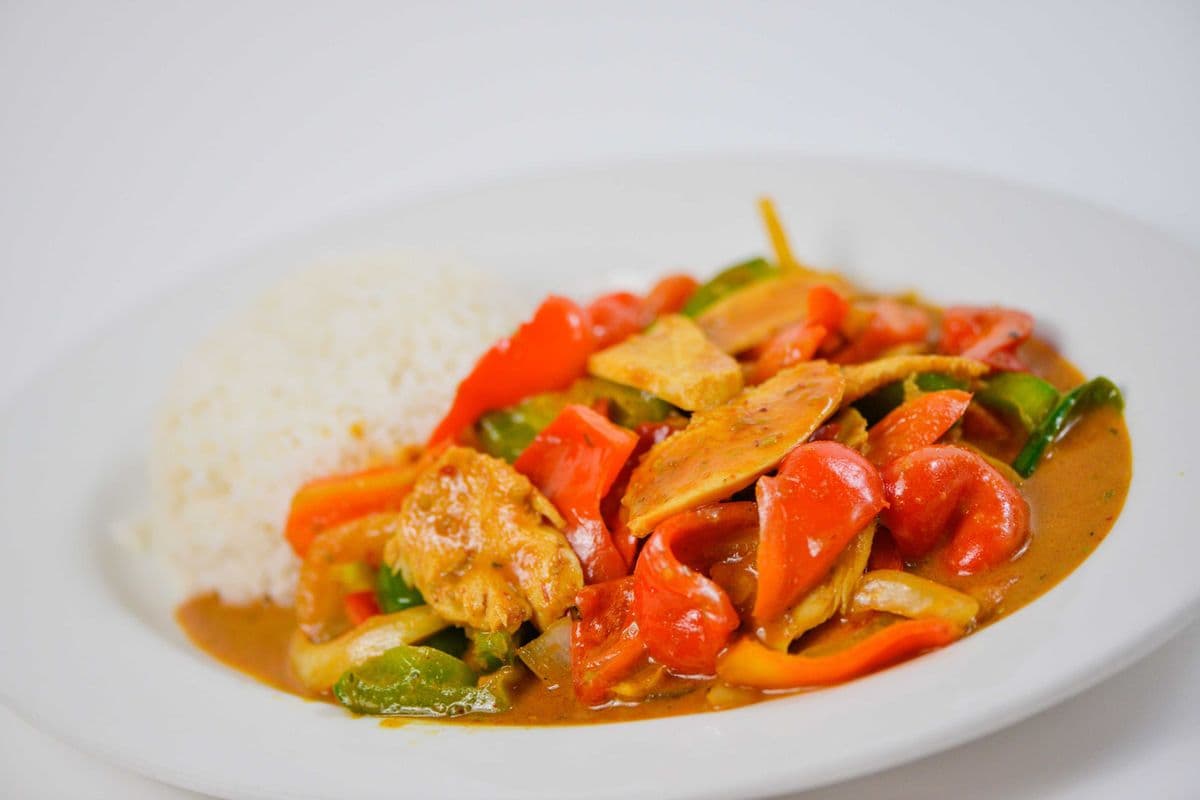 62. Stir-Fried Chicken with Curry Sauce (with Bell Peppers & white onions, carrots) - Ga Xao Cari