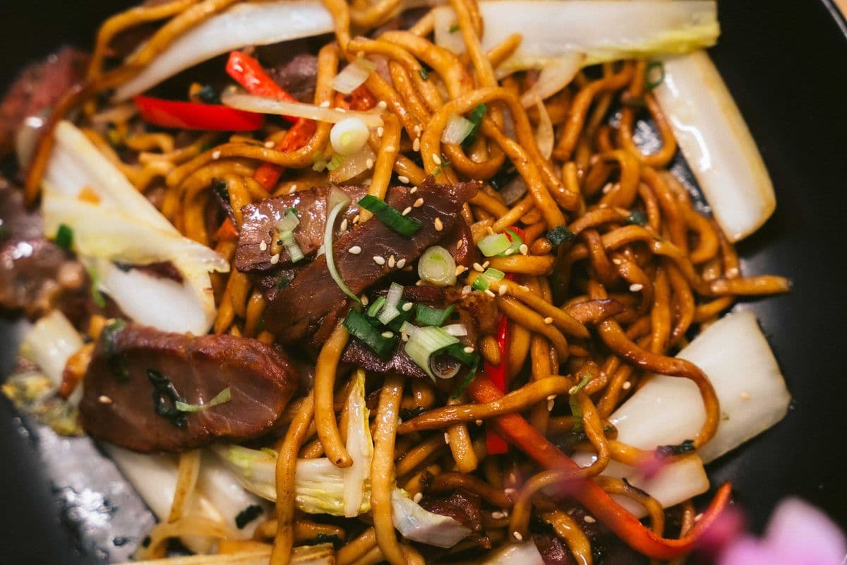 H1. Nouilles sautées avec B.B.Q. porc / Stir Fry Pork Noodles