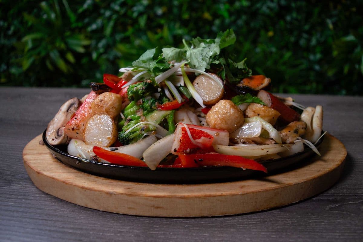 M9. Stir Fried Seafood and Vegetable on Sizzling Plate (Do Bien Xao Rau Cai Tren Dia Sat)