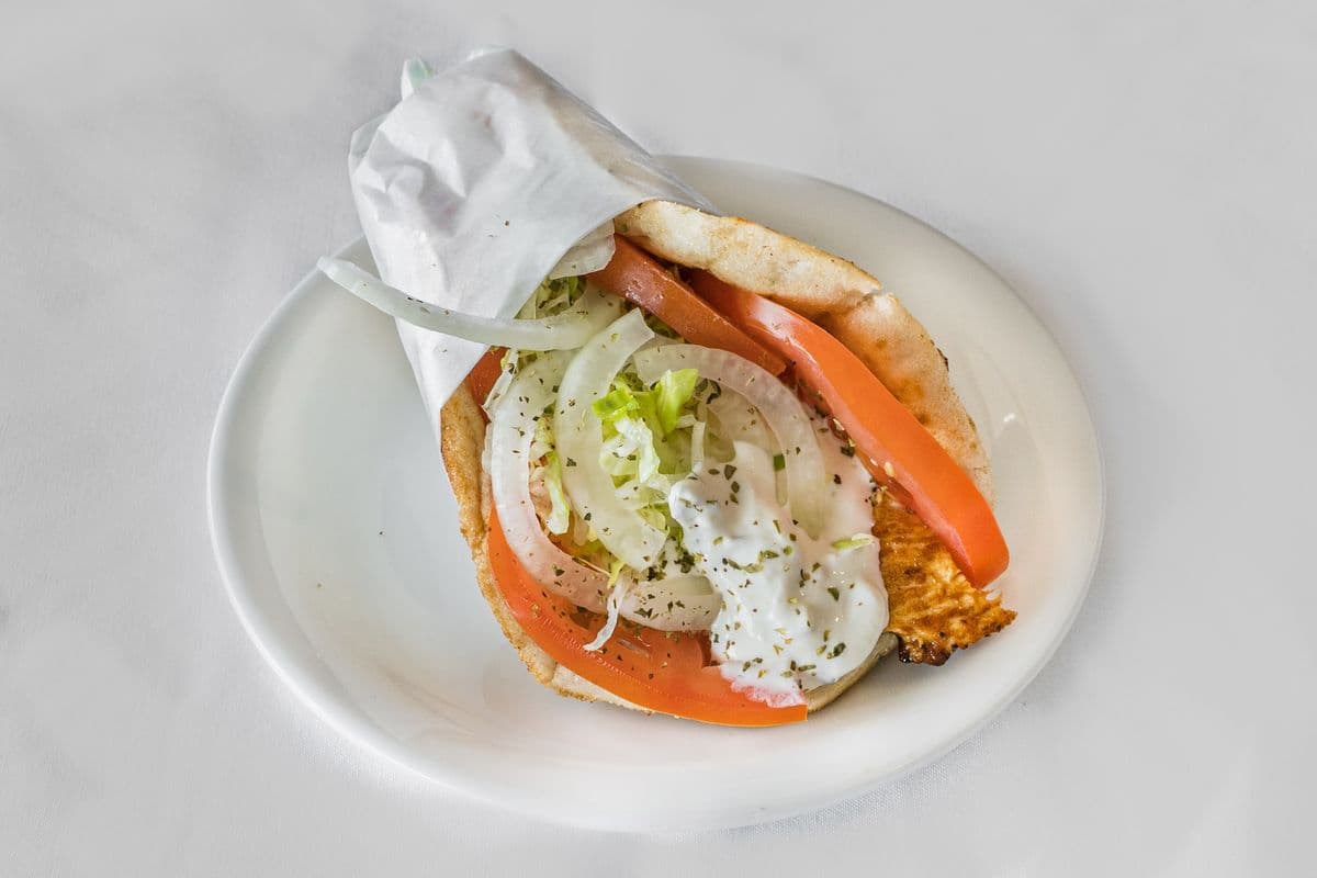 Souvlaki au poulet sur pita / Chicken Souvlaki on Pita
