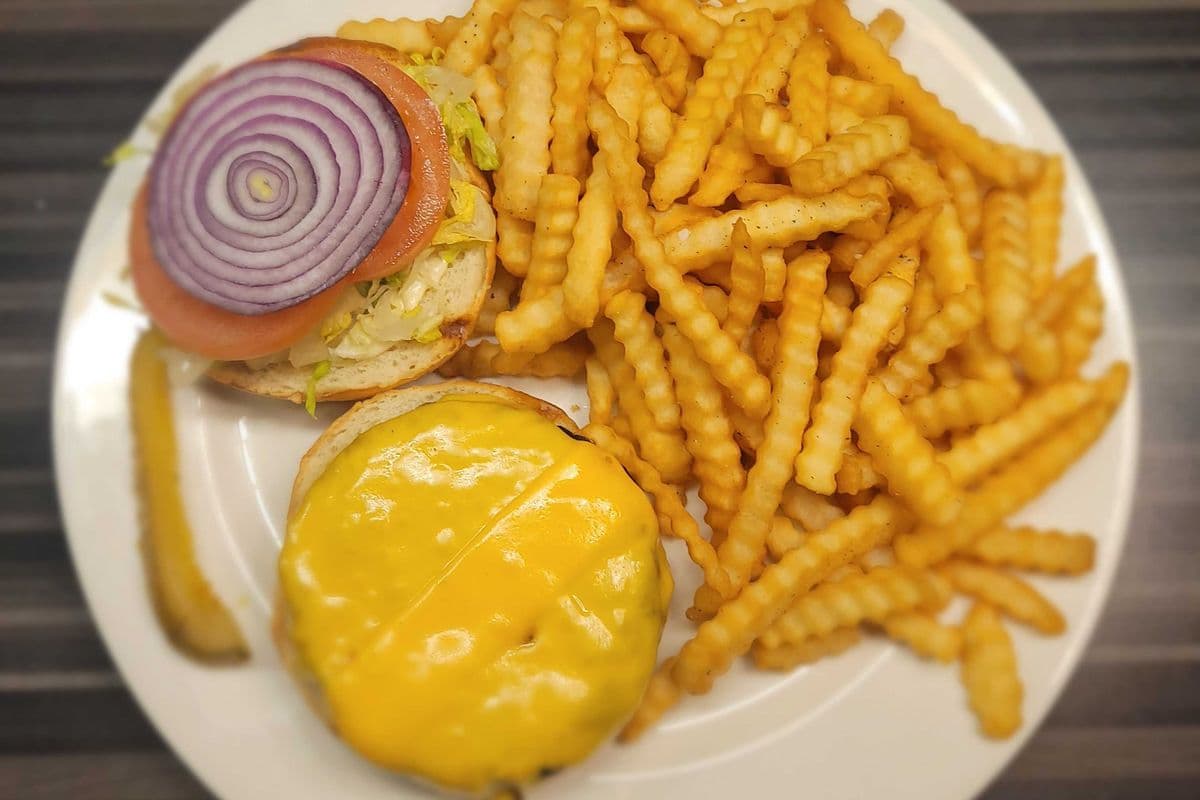 Deluxe Cheeseburger (6 oz)