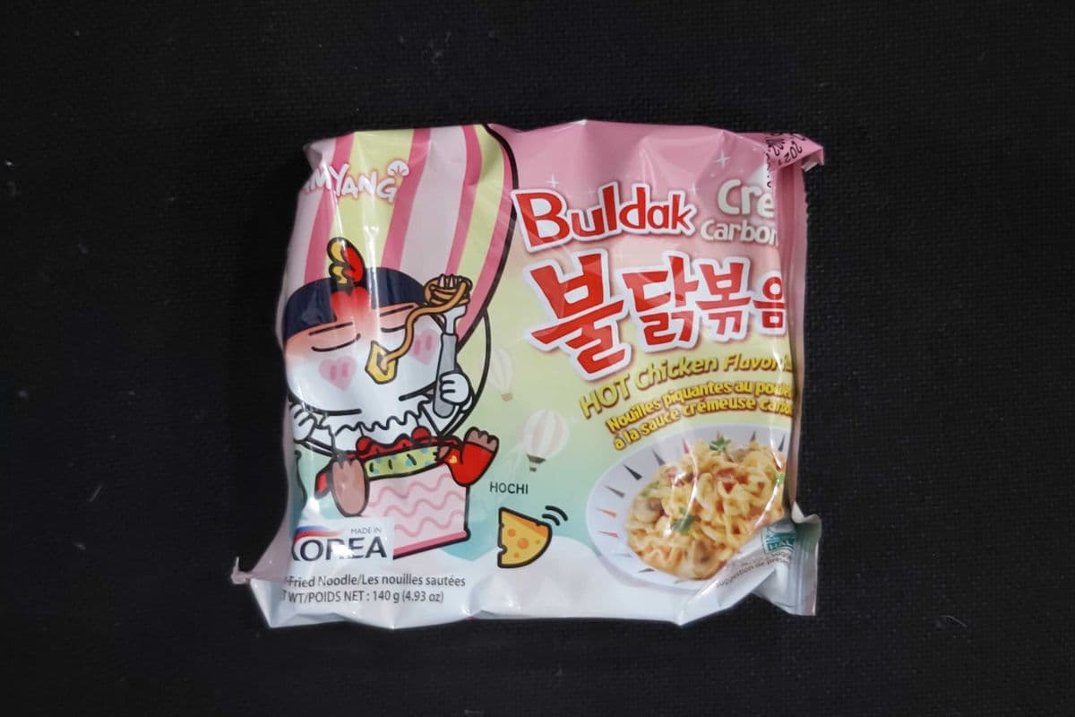 SAMYANG nouilles piquantes au poulet crémeuse carbonara / cream carbonara hot chicken ramen