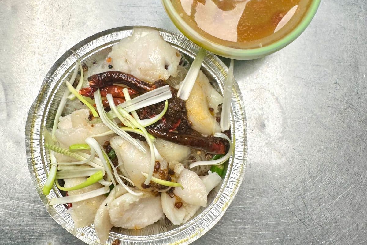 F7. Tranches de poisson bouilli dans une sauce sichuanaise / Boiled Sliced Fish in Szechuan Spicy Sauce