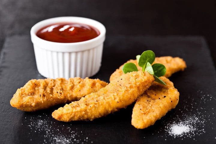 4 Doigts de poulet servi avec frites et sauce barbecue 