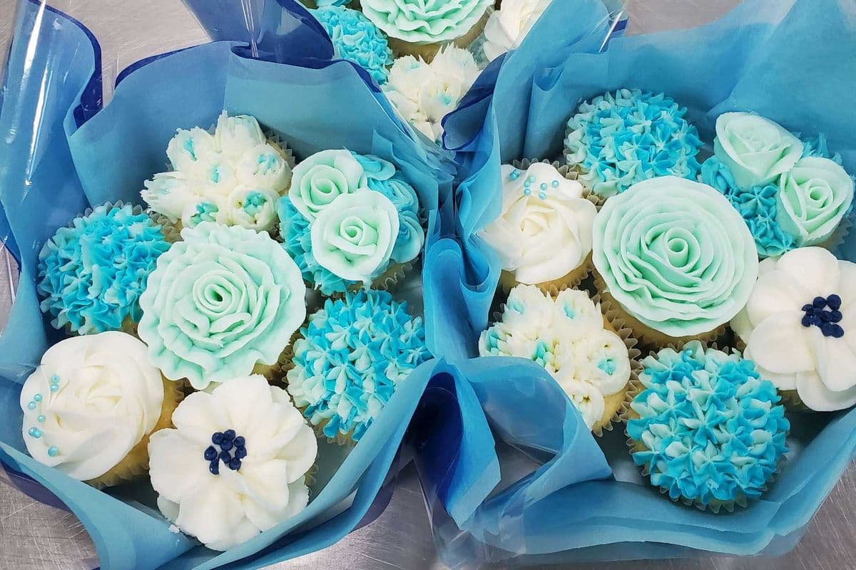 All White Floral Bouquet (1 x 7 cupcakes)