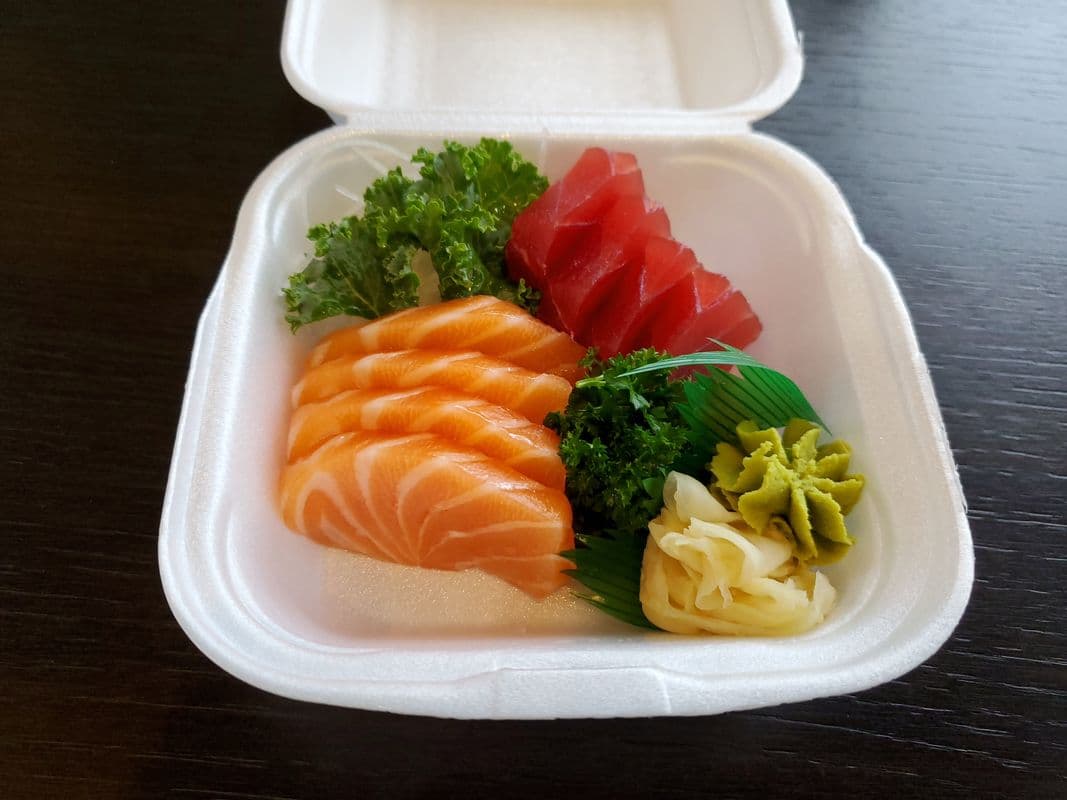 08. Salmon & tuna sashimi (8pcs)